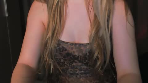 Snapshot of luna1vibe chatting on 12/13/25, 10:15 luna1vibe online show from 12/13/25, 10:15