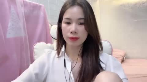 Snapshot of luna4739 chatting on 04/22/26, 05:32 Luna online show from 04/22/26, 05:32