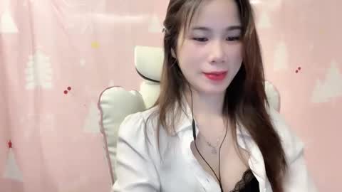 Snapshot of luna4739 chatting on 04/27/26, 03:43 Luna online show from 04/27/26, 03:43