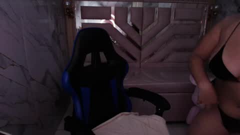 Snapshot of luna__r_ chatting on 05/22/26, 03:35 Luna online show from 05/22/26, 03:35