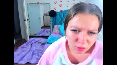 luna_analya online show from 10/01/25, 11:49