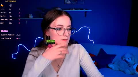 luna_berryy online show from 02/12/25, 08:40