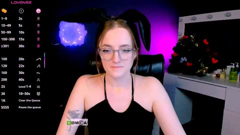 luna_berryy online show from 02/21/25, 11:43