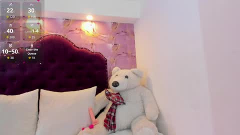 Snapshot of luna_bloomm_ chatting on 05/20/26, 05:02 Luna Bloom online show from 05/20/26, 05:02