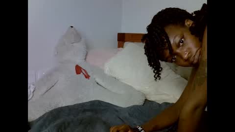 Snapshot of luna_empress chatting on 05/18/26, 04:07 maskedmalkia online show from 05/18/26, 04:07