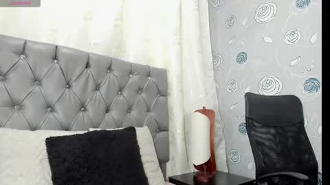 Luna Eva online show from 10/31/25, 03:57