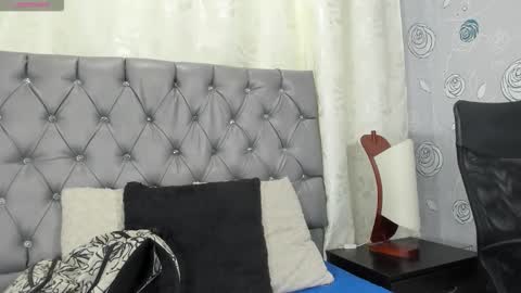 Luna Eva online show from 12/17/25, 01:50