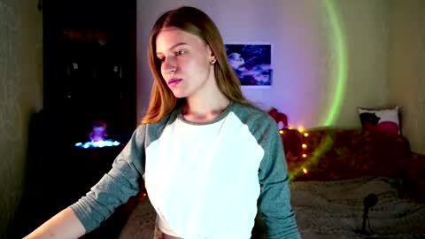 luna_evan online show from 11/18/25, 07:57