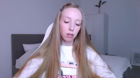 Snapshot of luna_insanity chatting on 11/30/25, 08:13 Luna online show from 11/30/25, 08:13