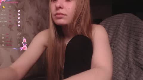 Snapshot of luna_loveisgood chatting on 04/27/26, 07:12 Luna online show from 04/27/26, 07:12