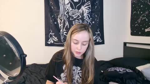 Luna online show from 10/03/25, 10:07