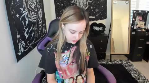 Luna online show from 12/17/25, 05:41