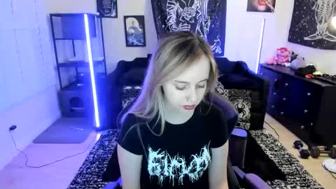 Snapshot of luna_lovelyy chatting on 04/30/26, 02:29 Luna online show from 04/30/26, 02:29
