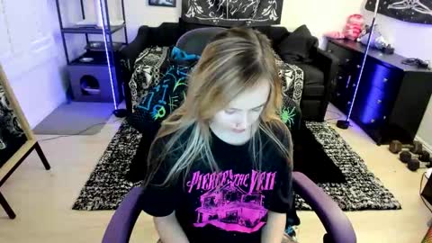 Snapshot of luna_lovelyy chatting on 06/06/26, 06:12 Luna online show from 06/06/26, 06:12