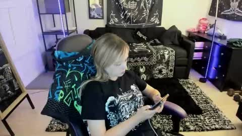 Snapshot of luna_lovelyy chatting on 06/08/26, 04:02 Luna online show from 06/08/26, 04:02