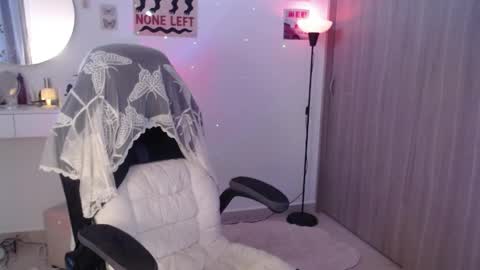 Snapshot of luna_mails chatting on 04/18/26, 12:20 Luna online show from 04/18/26, 12:20