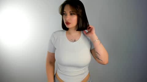 Snapshot of luna_pop chatting on 04/30/26, 12:11 Luna online show from 04/30/26, 12:11