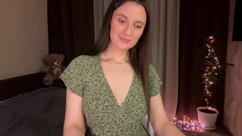 luna_raee online show from 12/18/25, 08:37