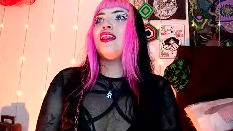 Snapshot of luna_ray420 chatting on 01/01/25, 12:32 MISS LUNA online show from 01/01/25, 12:32