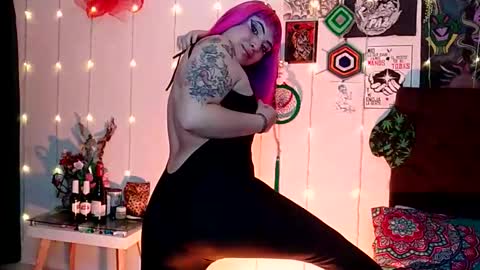 Snapshot of luna_ray420 chatting on 01/05/25, 04:04 MISS LUNA online show from 01/05/25, 04:04