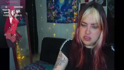 Snapshot of luna_ray420 chatting on 10/20/25, 08:37 MISS LUNA online show from 10/20/25, 08:37