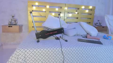 Luna online show from 12/21/25, 11:39