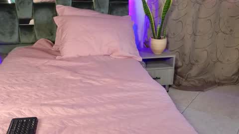 luna_sophya online show from 10/23/25, 08:51