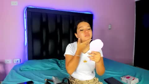 Snapshot of luna_sweeett_ chatting on 11/15/25, 11:40 Luna online show from 11/15/25, 11:40