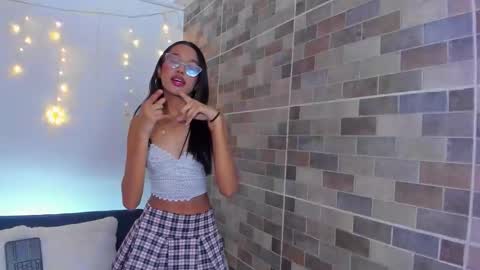 luna_valen online show from 12/18/25, 09:54