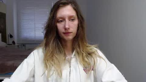 L U N A  online show from 10/06/25, 05:27