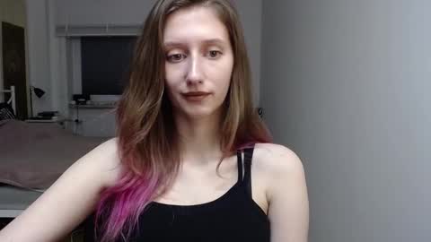 L U N A  online show from 12/03/25, 06:54