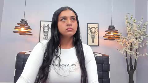 Luna Abril  online show from 02/26/26, 12:15