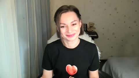 Snapshot of lunaa_bluee chatting on 12/16/25, 10:15 lunaa_bluee online show from 12/16/25, 10:15