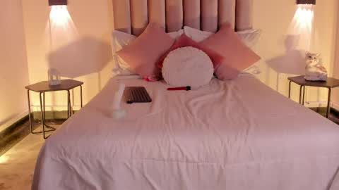 lunaa_moonn online show from 04/17/26, 08:01