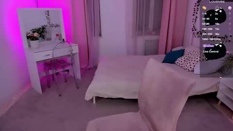 Snapshot of lunaali chatting on 10/19/25, 03:56 Li online show from 10/19/25, 03:56