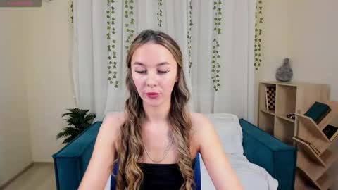 lunacurly_ online show from 12/17/25, 11:49