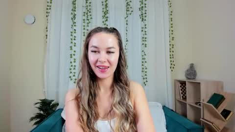 lunacurly_ online show from 12/18/25, 11:05