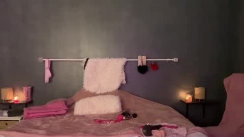 Luna hadiid    online show from 10/24/25, 08:00