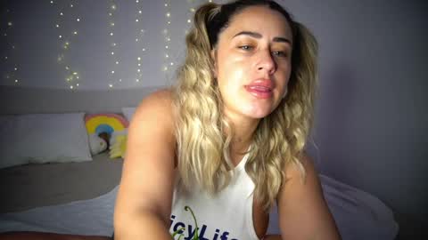 Snapshot of lunaink_ chatting on 04/04/26, 04:33 Laura online show from 04/04/26, 04:33