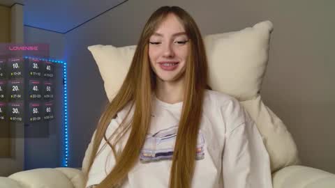 Snapshot of lunainnk chatting on 10/15/25, 11:49 Luna online show from 10/15/25, 11:49