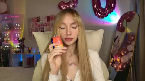 Snapshot of lunainnk chatting on 11/24/25, 12:54 Luna online show from 11/24/25, 12:54