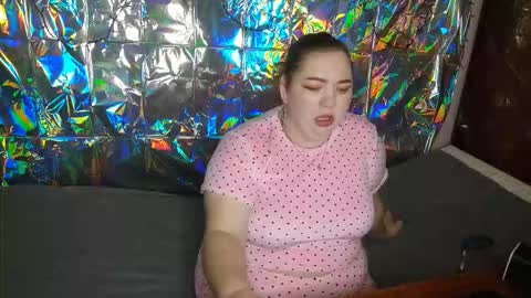 Snapshot of lunakissa_74 chatting on 12/15/25, 02:54 Viktoria online show from 12/15/25, 02:54