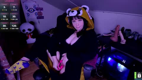 Snapshot of lunalaneee chatting on 10/21/25, 03:51 Luna online show from 10/21/25, 03:51