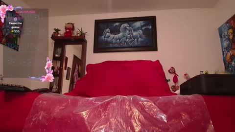 Snapshot of lunalatinacoo chatting on 10/31/25, 04:24 LUNA online show from 10/31/25, 04:24