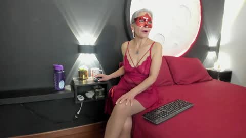 Snapshot of lunamisteriosa_ chatting on 04/24/26, 10:07 lunamisteriosa_ online show from 04/24/26, 10:07