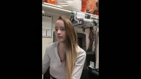 Snapshot of lunapixie2020 chatting on 02/06/25, 04:21 lunapixie2020 online show from 02/06/25, 04:21