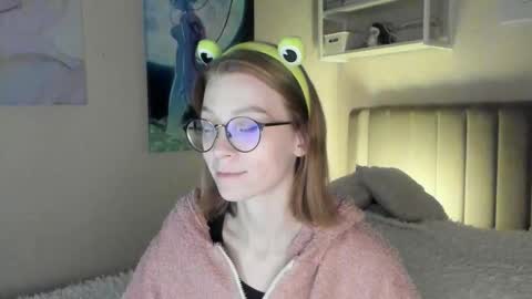 Snapshot of lunar_sofia chatting on 09/21/25, 03:35 Sofia online show from 09/21/25, 03:35