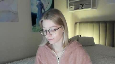 Snapshot of lunar_sofia chatting on 09/24/25, 12:41 Sofia online show from 09/24/25, 12:41