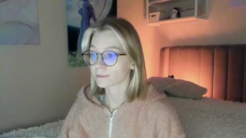 Snapshot of lunar_sofia chatting on 09/25/25, 01:15 Sofia online show from 09/25/25, 01:15