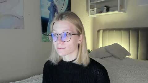 Snapshot of lunar_sofia chatting on 10/15/25, 08:25 Sofia online show from 10/15/25, 08:25